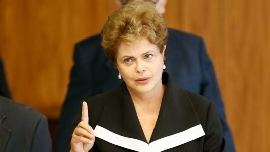 Dilma no-palacio-do-planalto-em-brasilia-df-nesta-1424435617187_956x500
