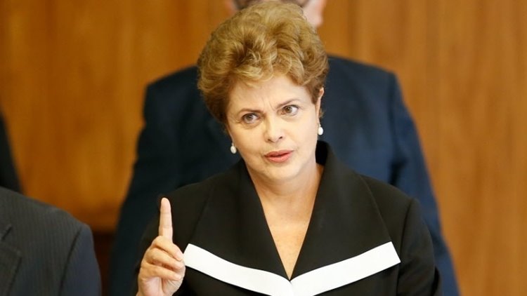 Dilma no-palacio-do-planalto-em-brasilia-df-nesta-1424435617187_956x500