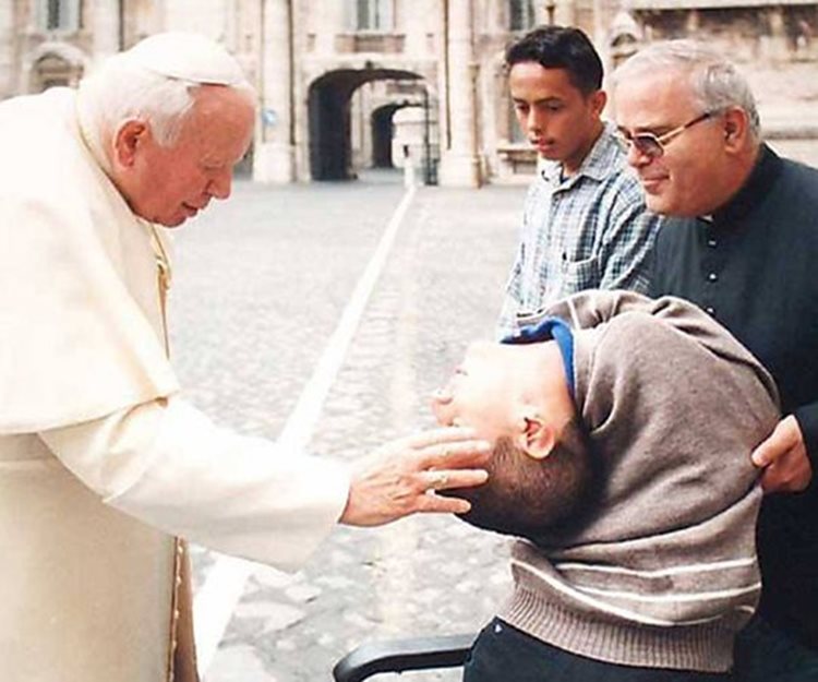 Cláudio Vieira em encontro com João Paulo II, em 2000/Foto: divulgação 