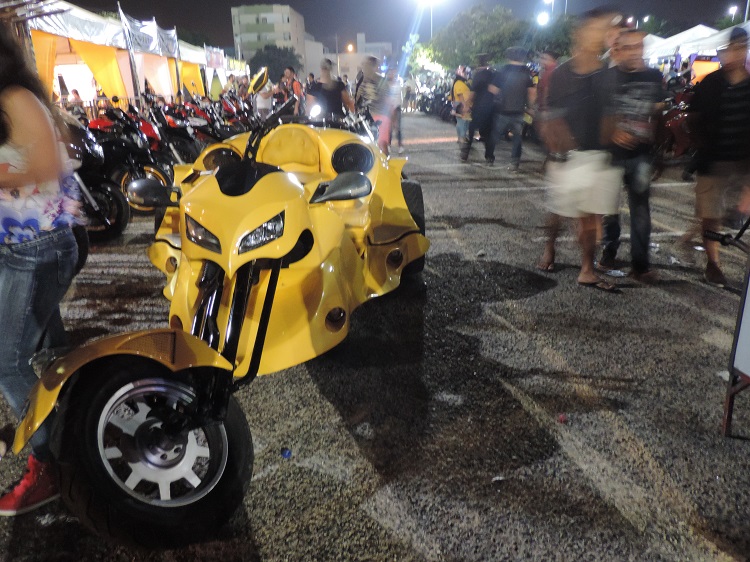 chico en moto