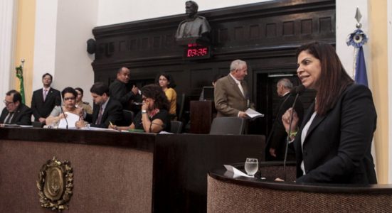 Na tribuna, parlamentar relatou atrasos no pagamento de salários, de benefícios previdenciários e demissões. (Foto: Henrique Genecy)