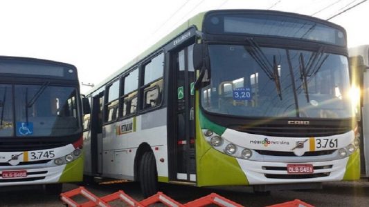 Ônibus apreendidos da empresa Viva Petrolina (Foto: Aracelly Romão/ TV Grande Rio)