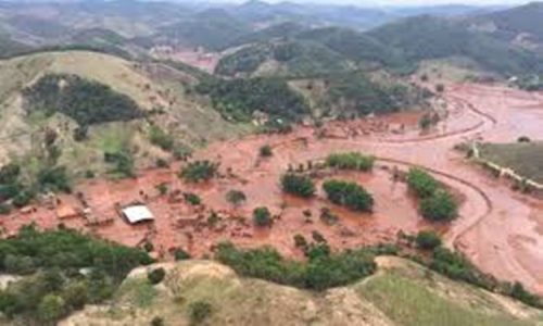 A tragédia no município de Mariana, em Minas Gerais, levou poluição à bacia do rio Doce e ao mar no litoral norte do Espírito Santo. (Foto: Internet)