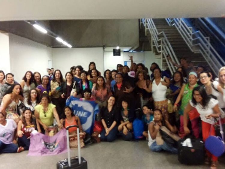 As mulheres, que ficam na cidade entre os dias 10 e 13 de maio para a 4ª Conferência Nacional de Políticas para Mulheres, foram depois de uma hora e meia levadas para a sala da Polícia Federal no aeroporto/Foto:Jéssica Sinai