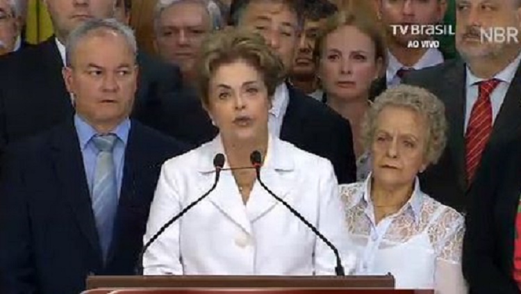 “Seus próprios erros [de Dilma], que até mesmo seus aliados consideram substanciais, contribuíram para sua queda. Mas o que é claro é que não foi só a carreira de Dilma que ruiu, mas o sistema democrático brasileiro como um todo”, afirmou o The Guardian/Imagem internet
