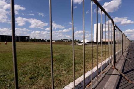 Um muro de metal dividindo a Esplanada ao meio deve começar a ser erguido neste fim de semana, nos mesmos moldes do isolamento que foi feito para a votação no plenário da Câmara/Foto:Wilson Dias/Agência Brasil