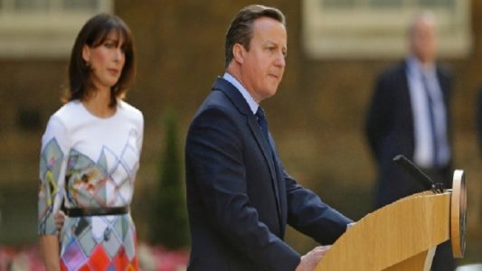 Ao lado da mulher, Samantha, o premiê britânico, David Cameron, anuncia que vai renunciar após os britânicos decidirem romper com a União Europeia em referendo (Foto: UOL)