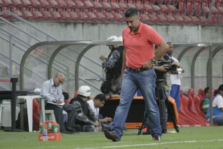 Para o técnico Alexandre Gallo, o fraco desempenho longe de Pernambuco atrapalha a equipe na Segundona/Foto: Bobby Fabisak