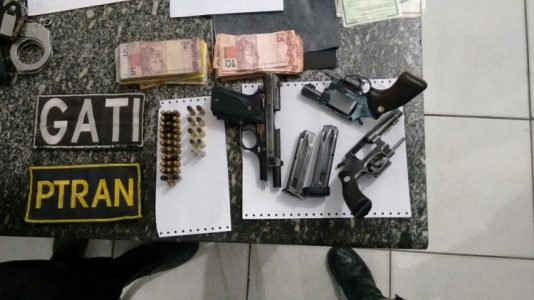 Armas, faca, braçadeiras, fita adesiva e até um carro roubado foram alguns dos itens encontrados em posse dos acusados. (Foto: divulgação PMPE)