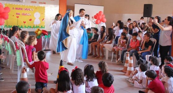 Contracenando com os professores, os pequenos atores do colégio mostraram um Auto de Natal (Foto: divulgação) 